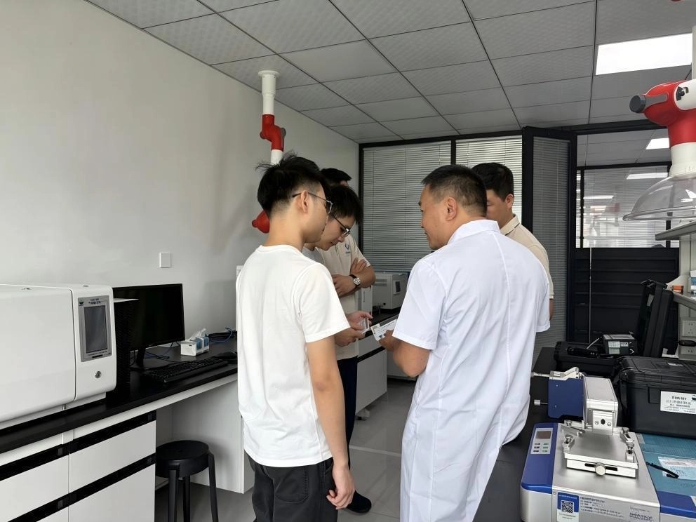 华为团队与弘方涂料技术团队就变压器与散热器防腐涂料进行技术交流